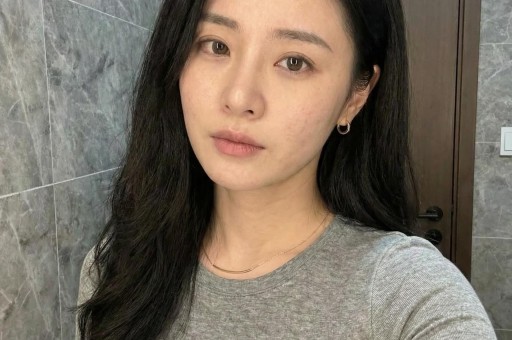 这个坚强面对绝症的少女形象不仅让